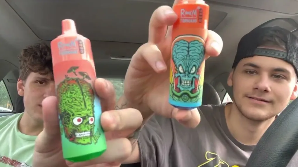 Fumot RandM Tornado 9000 Puffs Vape jetable avec batterie rechargeable pour une utilisation prolongée Fumot RandM Tornado 9000 Puffs Vape jetable avec batterie rechargeable pour une utilisation prolongée