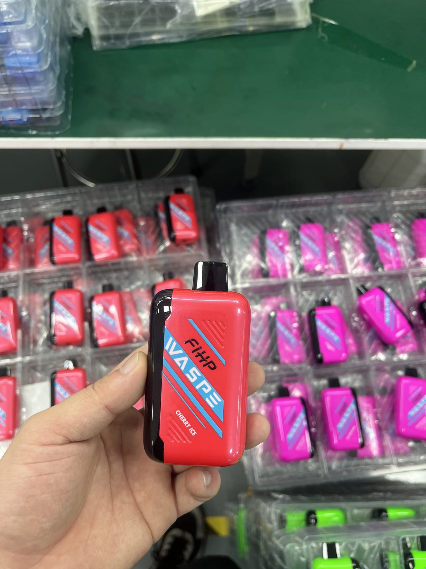 În spatele scenei: Waspe FW 30,000 Puffs Vape în fabrică În spatele scenei: Waspe FW 30,000 Puffs Vape în fabrică